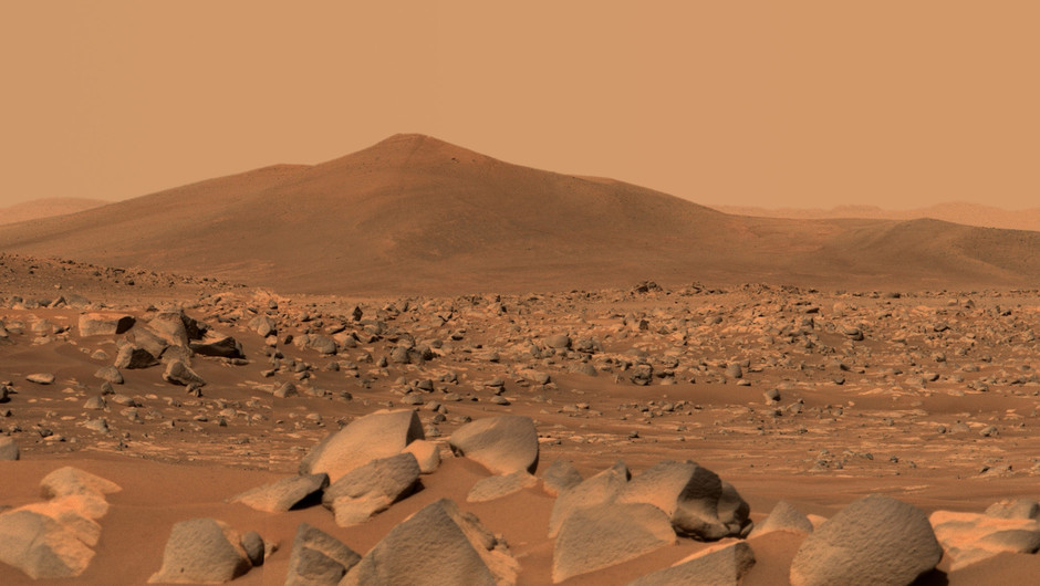 En kulle på Mars. NASA:s Perseverance Mars-rover tog den här bilden av "Santa Cruz", en kulle cirka 2,5 kilometer från rovern i april 2021. Hela scenen är inuti Mars Jezero-krater; kraterns kant kan ses på horisontlinjen bortom den bruna kullen. 