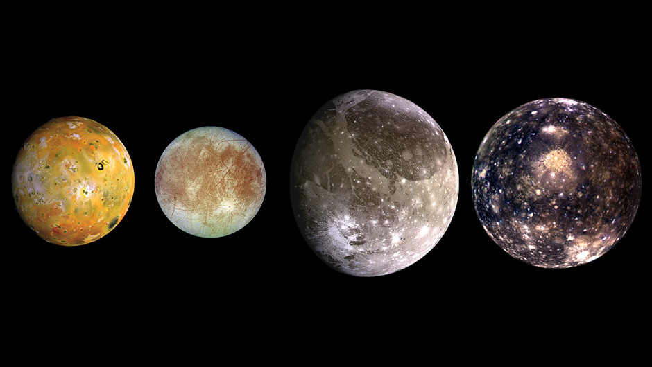 Kompositbild av Jupiters fyra stora månar (de galileiska månarna), från vänster till höger med ökande avstånd från Jupiter: Io, Europa, Ganymede och Callisto.