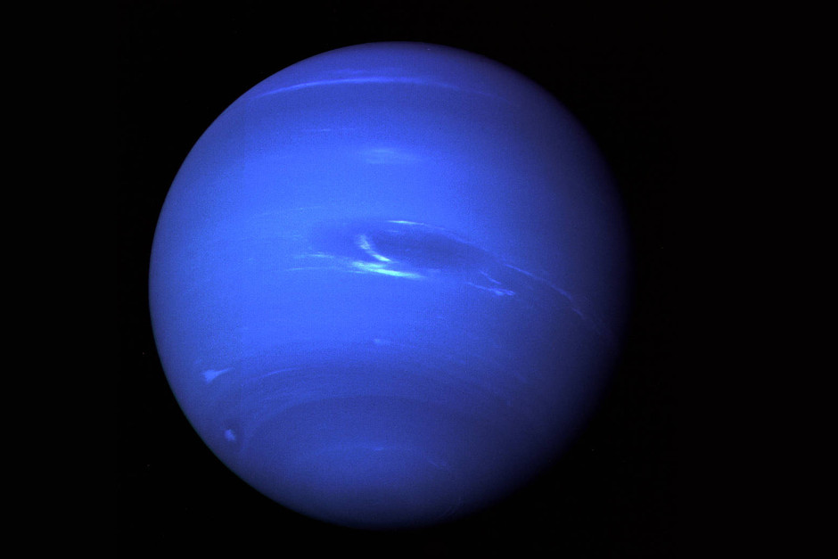Den blå planeten Neptunus mot svart bakgrund.