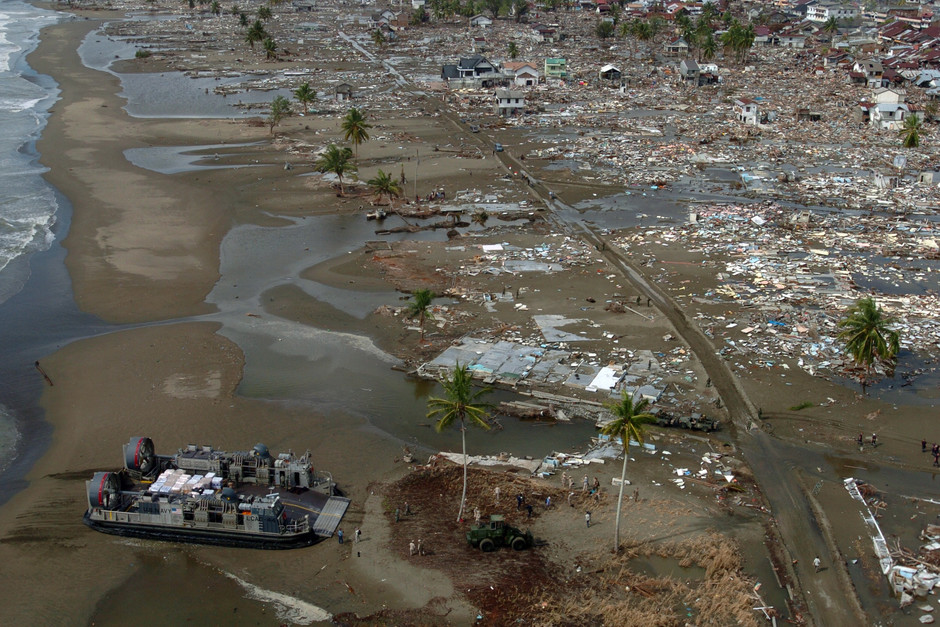 Förödelse längs stranden i december 2004 där byggnader i Thailand ses förstörda.