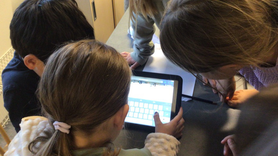 Elever arbetar med ett digitalt material.