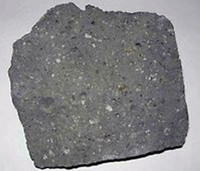 Ett litet foto av den magmatiska bergarten basalt.