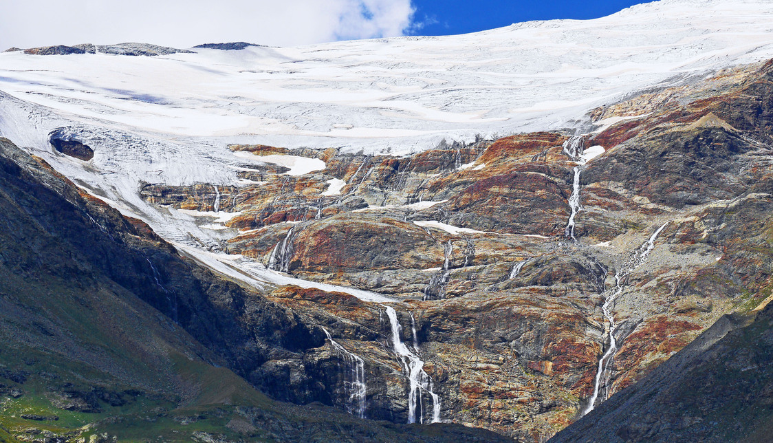 En stor glaciär täcker överdelen av ett bergsmassiv, i nedre delen av bilden rinner vatten från glaciären. Foto: Erich Westendarp/Pixabay