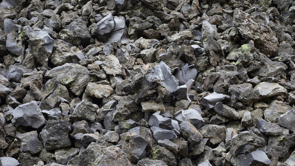 Bilden visar många små kantiga block skapade av lava.