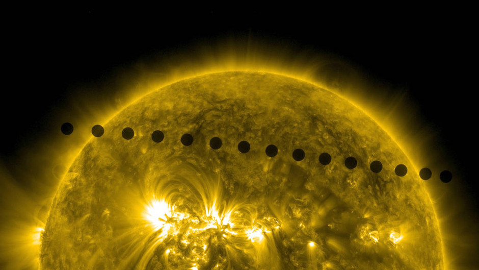 Venus transit framför solen 2012 som små prickar mot solens eldiga yta. 
