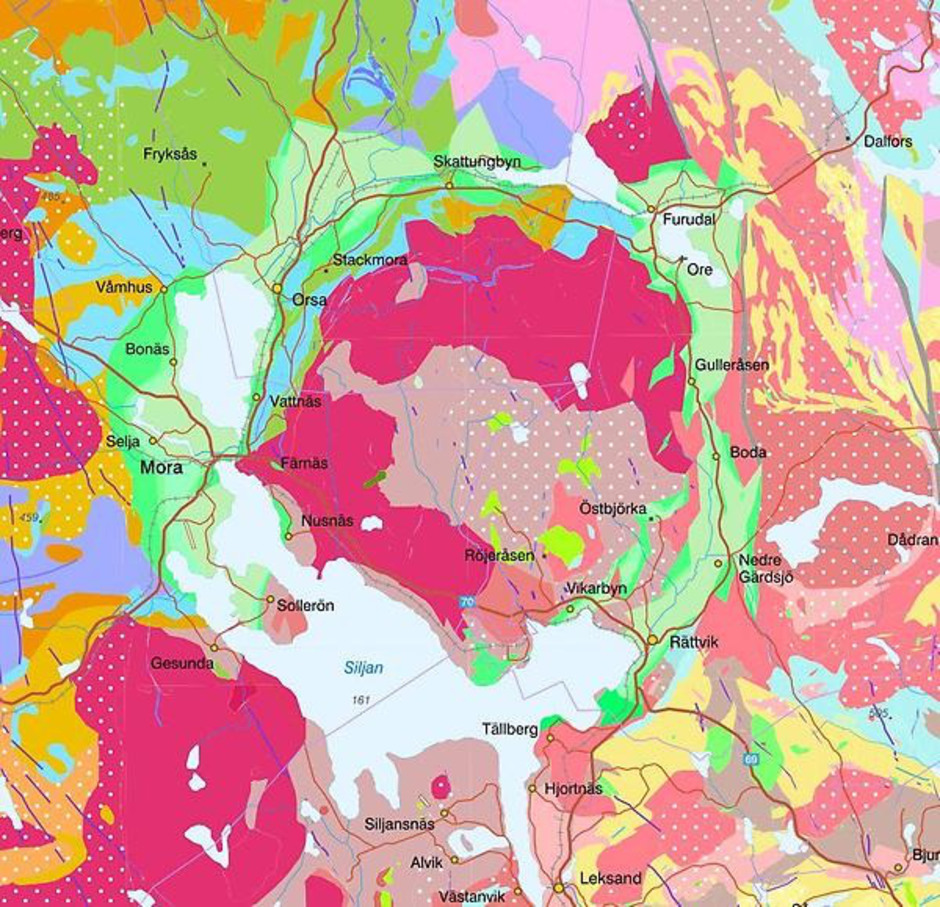 Berggrundsgeologisk karta över Siljansringen, från SGU:s digitala kartvisare (berggrund 1:50 000 - 1:250 000). Röda, rödbruna och skära färger visar äldre granitisk berggrund i den s.k. Siljanskupolen och söder och öster om Siljansringen, medan de olika gröna nyanserna i själva den cirkulära Siljansringen är yngre ordoviciska, siluriska och möjligen devonska sedimentära skiffrar, kalkstenar och sandstenar. Berggrunden väster om Siljan och Orsasjön består av äldre vulkaniska bergarter (orange och olivgrön färg), äldre sedimentära bergarter (ljusblå och violett färg), samt granit (röd).