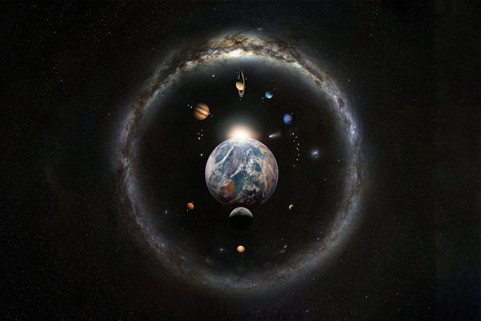 En bearbetad bild som visar jordklotet omgivet av andra planeter i en ring och utanför den en ring med vår galax.