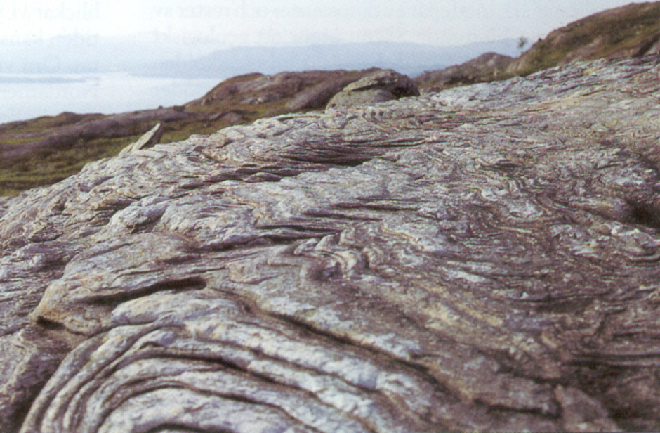 Fjällkedjans bergarter härstammar till stor del från Norge och väster därom, och sköts in över det svenska urbergsunderlaget när Skandinavien kolliderade med Grönland för ca 400 miljoner år sedan. Bilden är från Akkajaureområdet i Norrbottensfjällen. Foto: Åke Johansson.