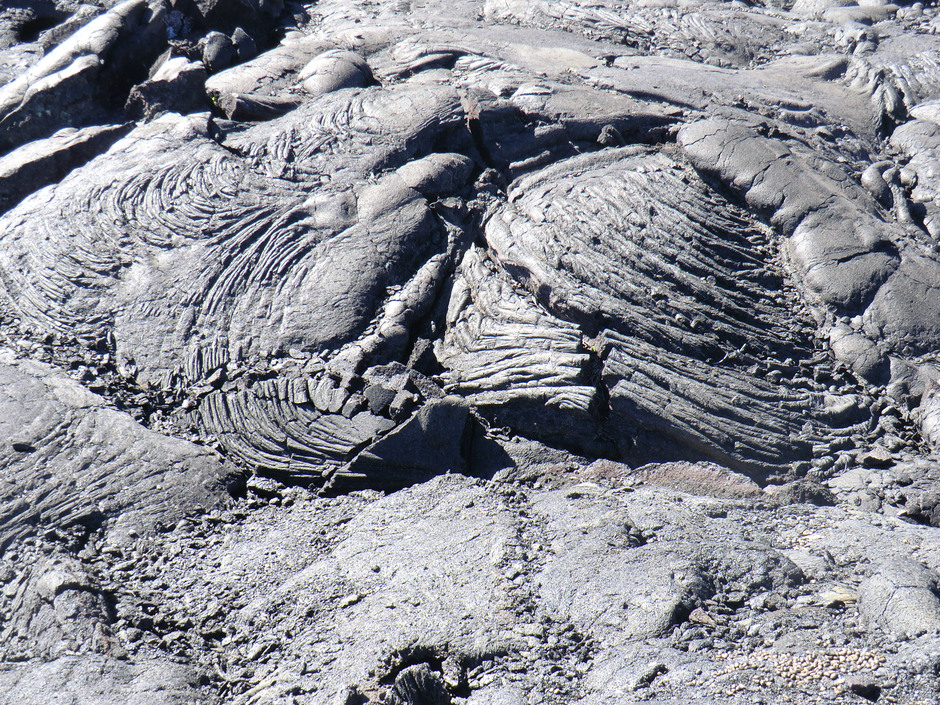 Lättflytande basaltlava skapar veckade former som kallas replava. Dessa lavamarker är rätt lätta att ta sig fram över. Foto från Hawaii: Åke Johansson