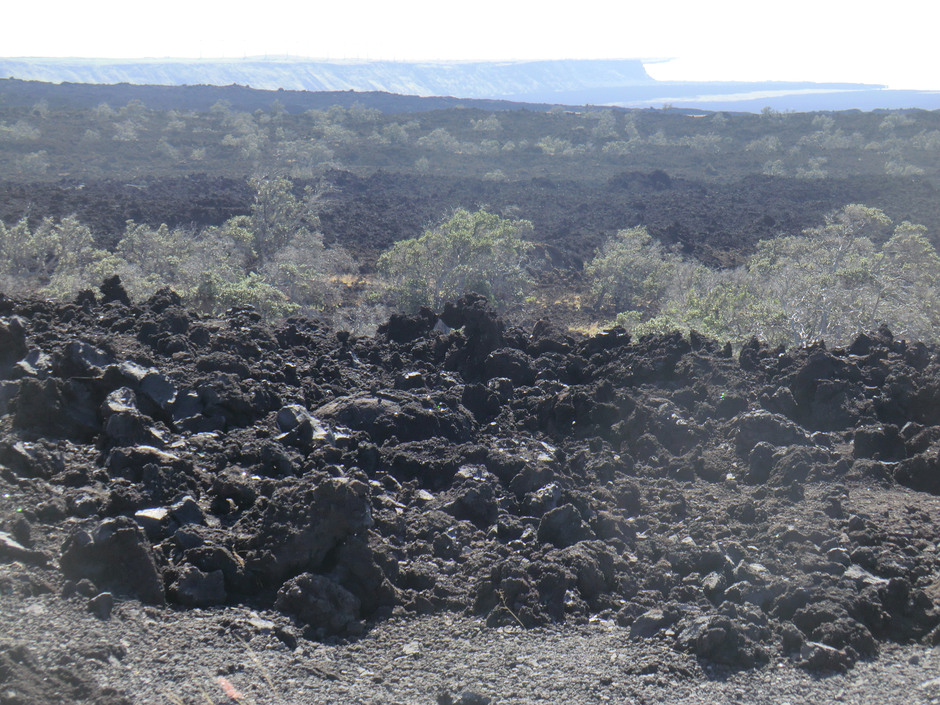 Trögflytande lava skapar däremot områden med kantig blocklava når den stelnar, som på bilden. Dessa är mycket svårframkomliga. Foto från Hawaii: Åke Johansson