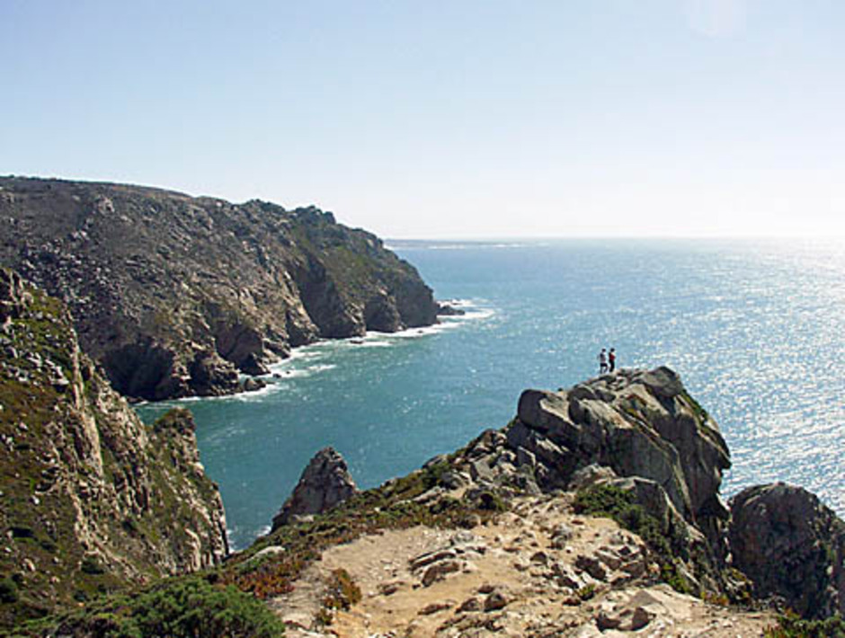 Klippigt kustlandskap, typisk växtplats för Roccella. Här vid västligaste udden av det kontinentala Europa, Cabo da Roca, Portugal. Foto: Anders Tehler.