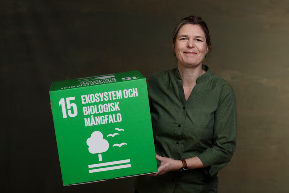Lisa Månsson, överintendent på Naturhistoriska riksmuseet, med det globala hållbarhetsmålet "ekosystem och biologisk mångfald" från Agenda 2030. 