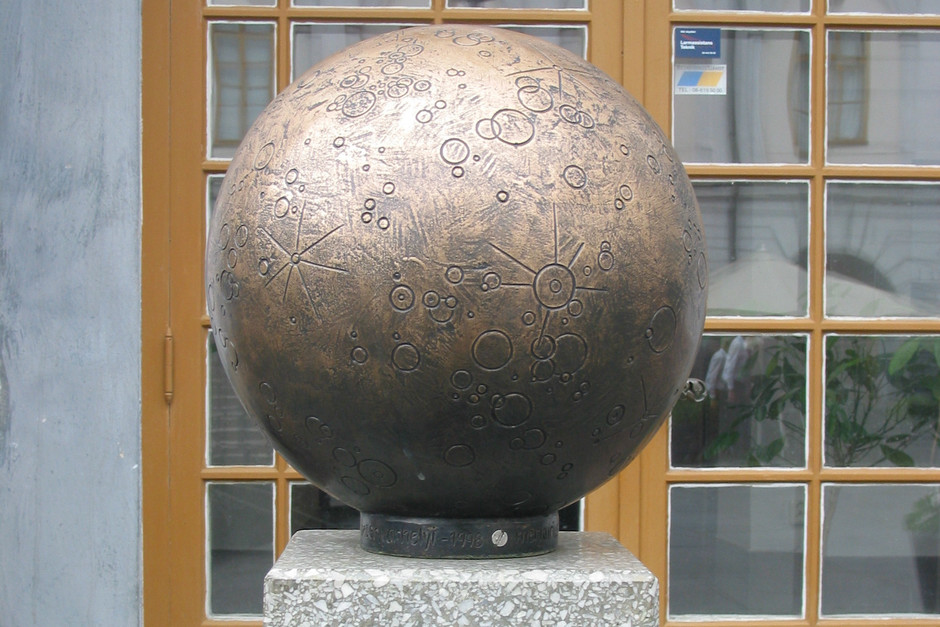 Modell av dvärgplaneten Sedna i Luleå, invigd 8 december 2005, som står framför Stadshuset. Den ingår i Sweden Solar System.