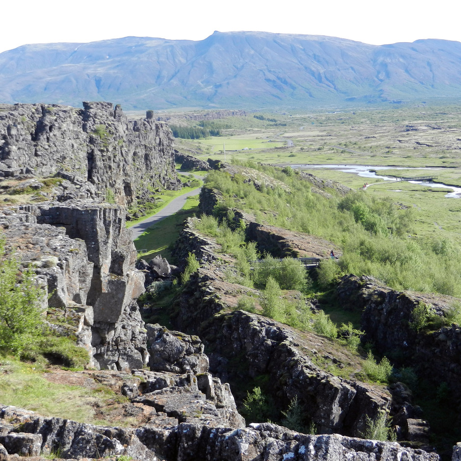 Thingvellir - platsen för det isländska Alltinget i äldre tid - är beläget mitt i riftzonen mellan den Nordamerikanska plattan (till vänster på bilden) och den Eurasiska plattan. Sprickan Allmannagja (bilden) löper längs den västra sidan av den centrala riftdalen.
